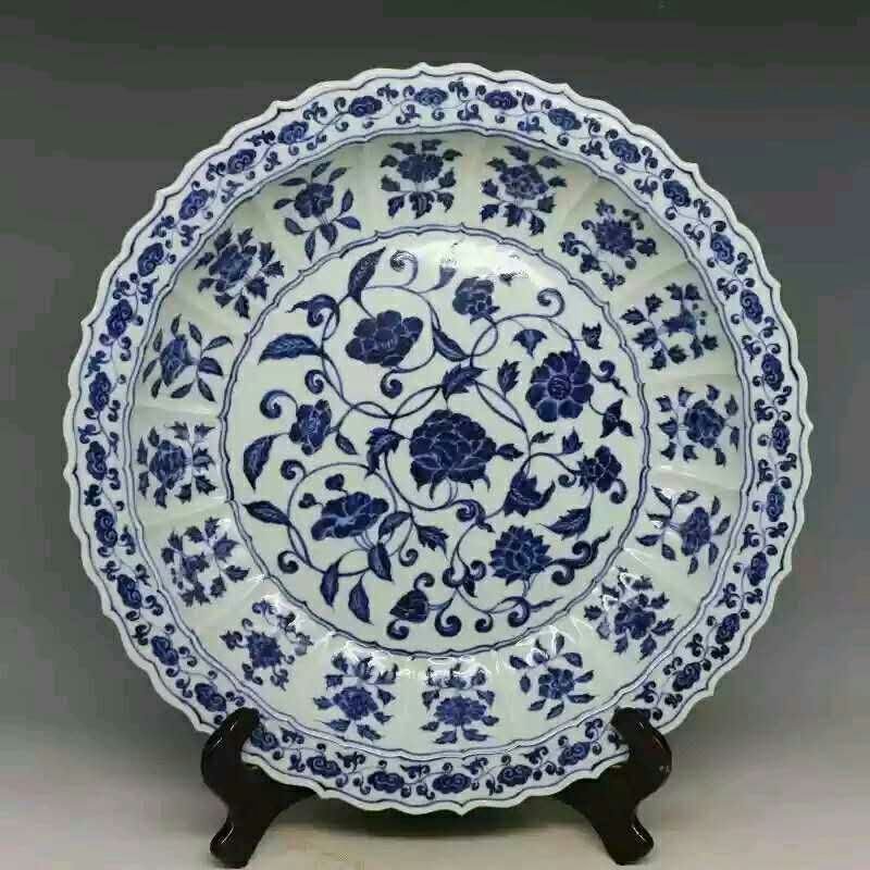 Large Ming dynasty B/W porcelain charger (1 of 4)