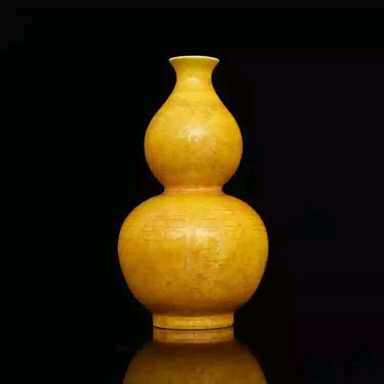 A ming dynasty double gourd shape porcelain vase (1 of 2)
