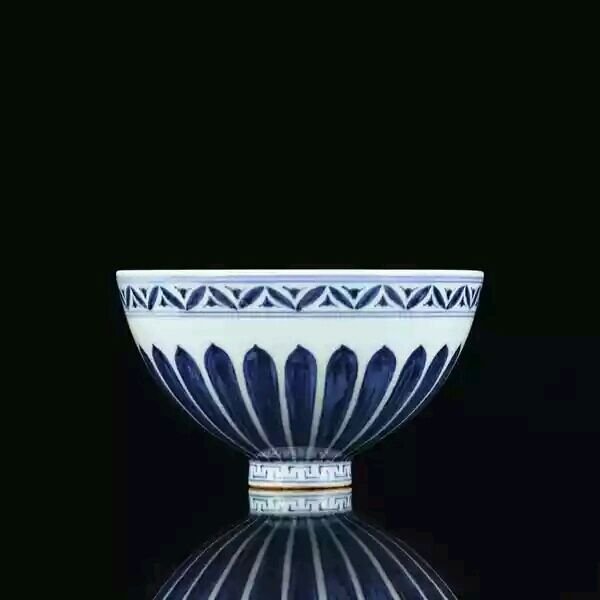 A marked Chinese B/W porcelain bowl (1 of 4)