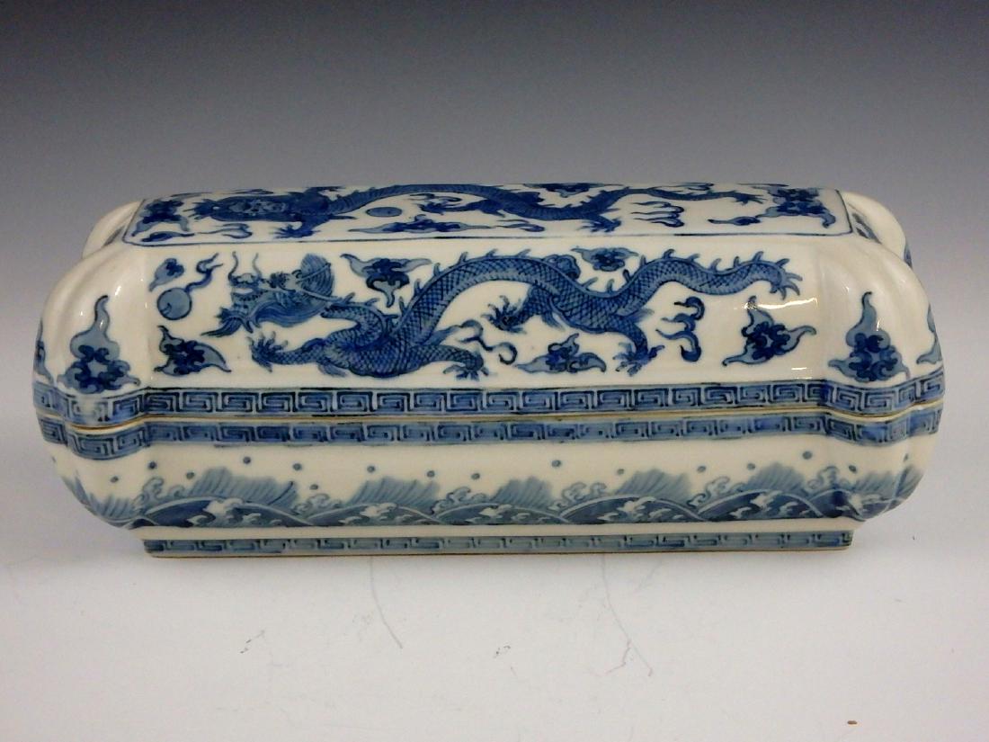 Chinese blue and white porcelain box, Wanli mark. (1 of 5)