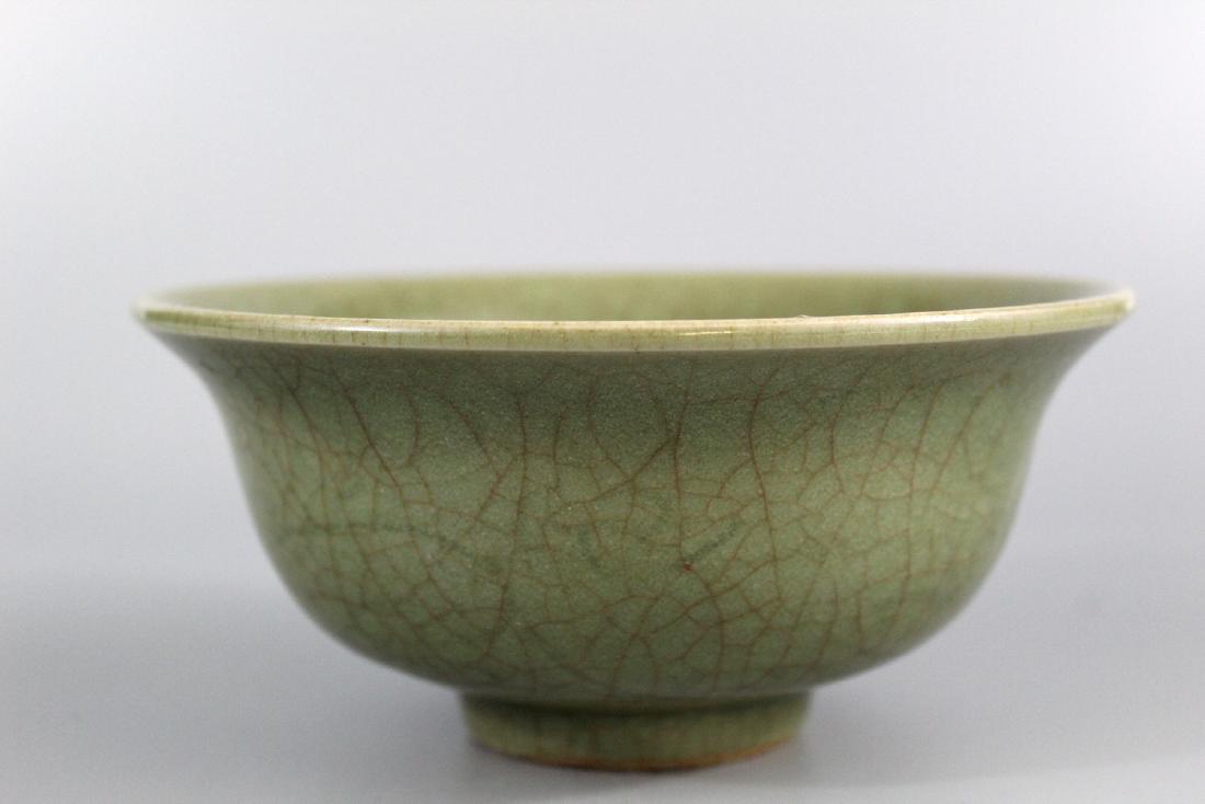 Chinese crackle glaze celadon porcelain bowl, Qing (1 of 3)