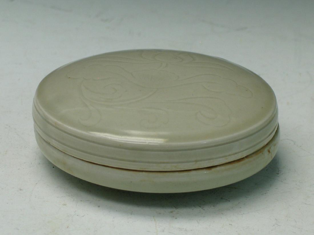 Chinese celadon porcelain box. (1 of 5)