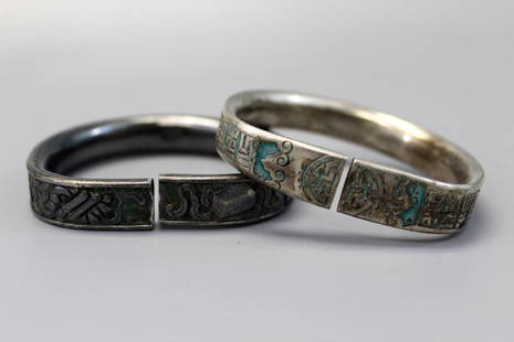 Chinese silver bracelet.: Chinese silver bracelet. Wt 190 gams. Outside diameter 7 cm.