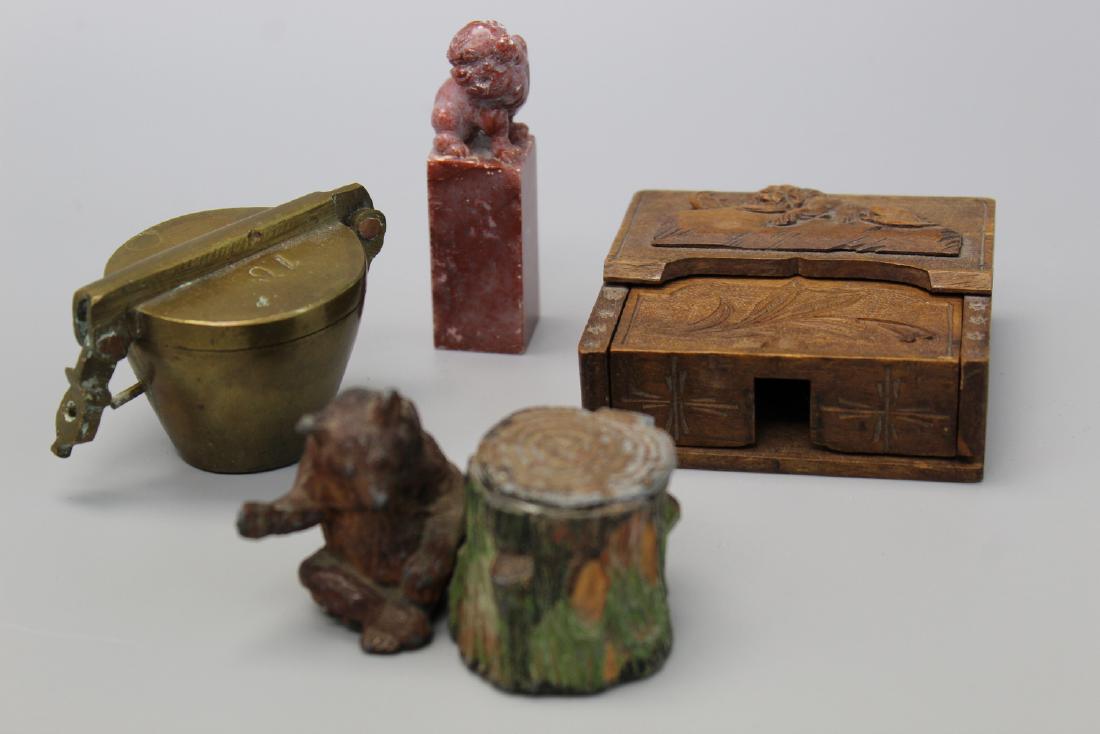 Group of decorative items. (1 of 4)