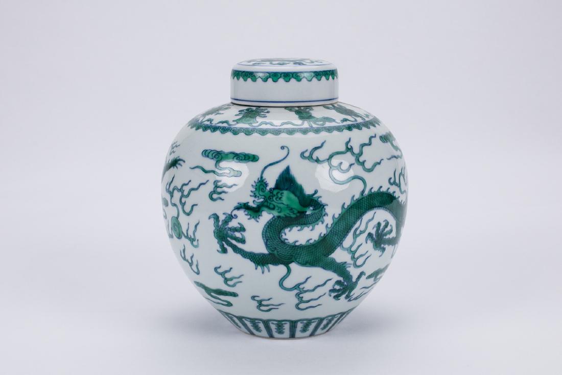 Chinese doucai porcelain dragon jar with lid, Qianlong (1 of 6)