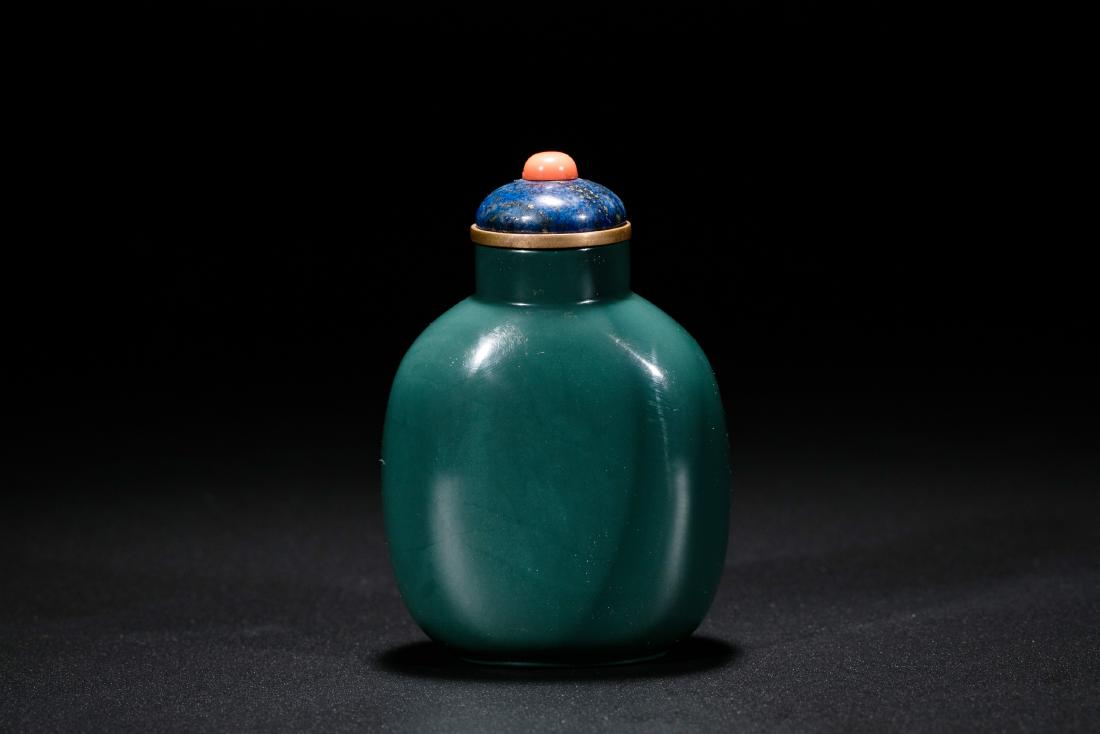 Chinese green agate snuff bottle. 19th Century. (1 of 4)