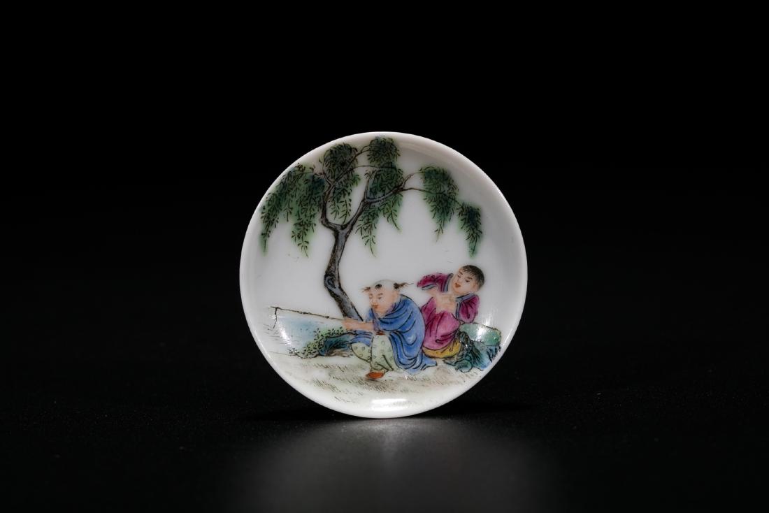 Chinese famille rose porcelain snuff dish. Republic (1 of 4)