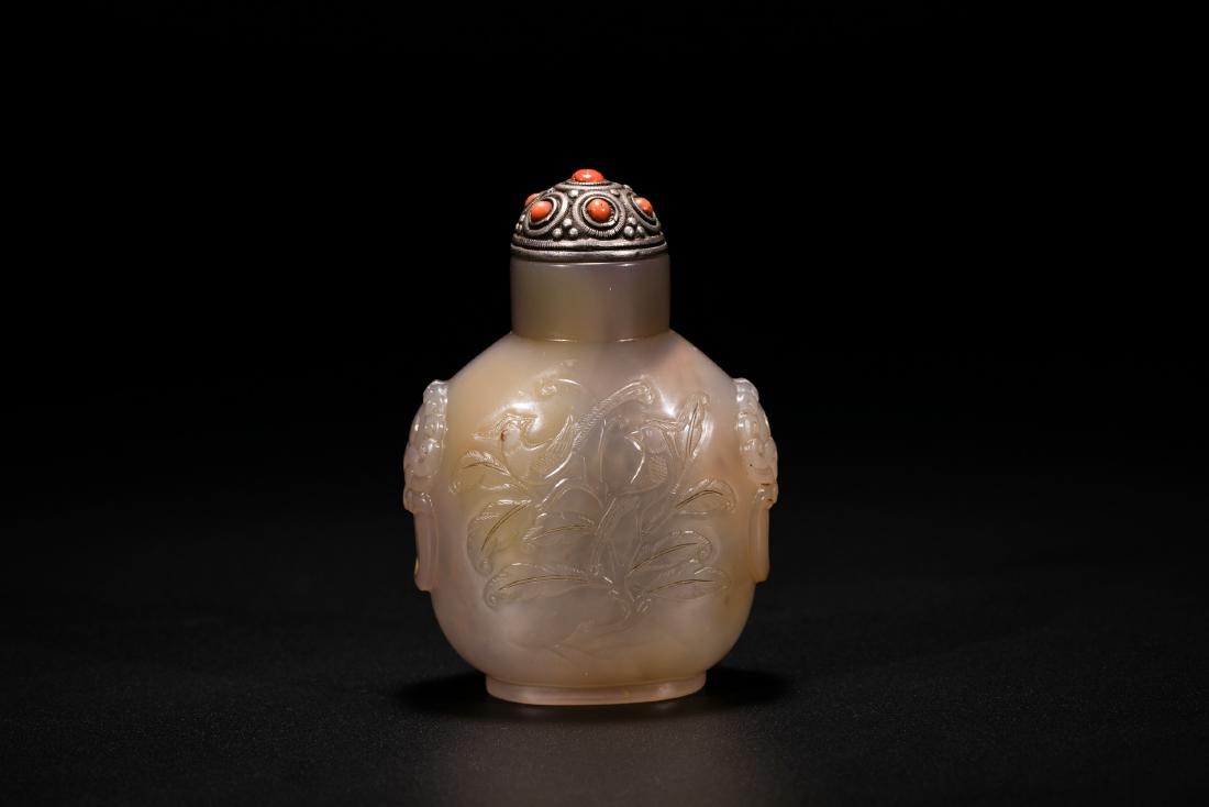 Chinese carved agate snuff bottle, 19th Century. (1 of 4)