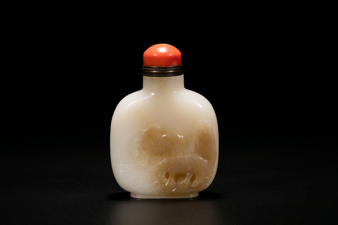 Chinese carved white jade snuff bottle. (1 of 4)