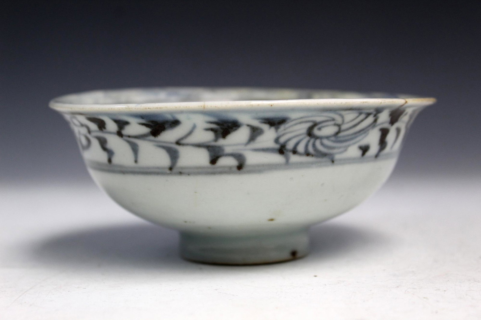 Chinese blue and white porcelain bowl, Ming Dynasty.: Chinese blue and white porcelain bowl, Ming Dynasty. Ht 5 cm. Diameter 12 cm. Provenance: From Maria Worthington estate in Virginia. Maria Worthington lived in Philippines with her husband, Amos, who 