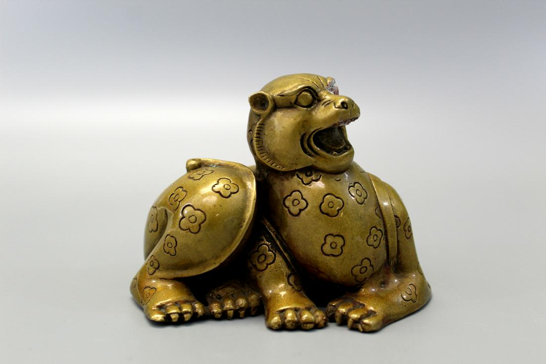 Chinese bronze paper weight of a dog. (1 of 4)