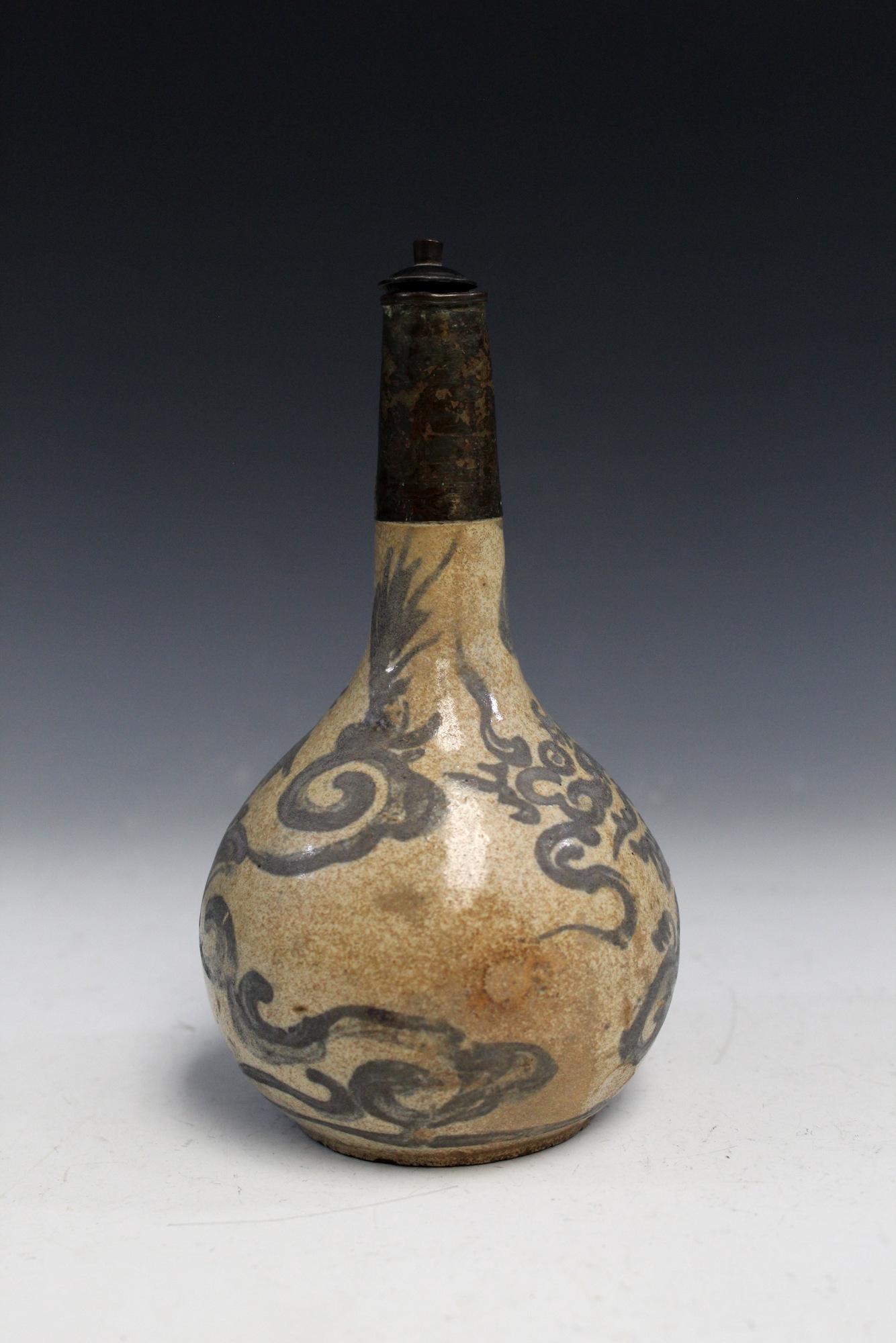 Antique Korean porcelain bottle with lid.: Antique Korean porcelain bottle with lid. Ht 17 cm.