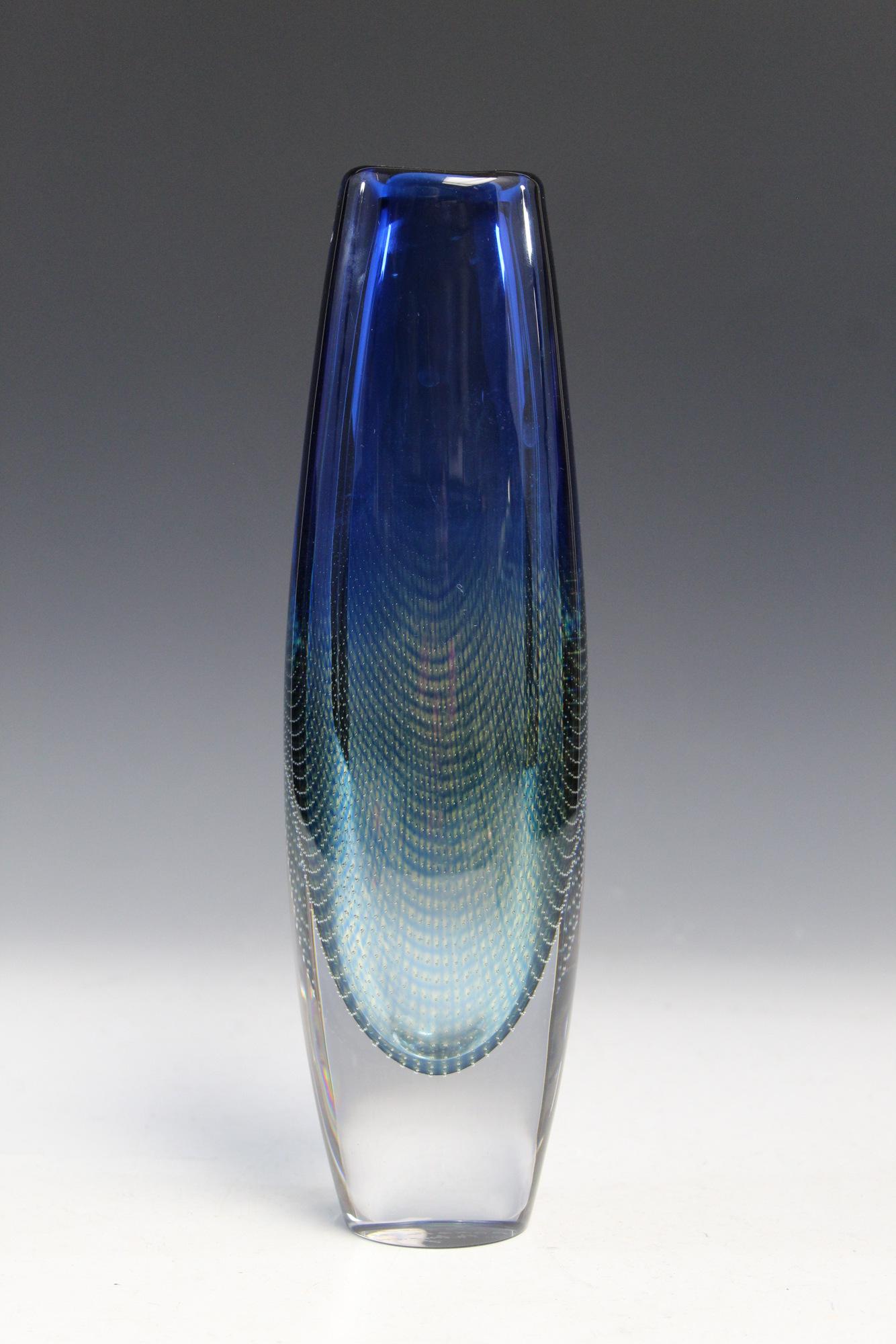 Blue glass vase, signed Orrefors Krakpu 322.: Blue glass vase, signed Orrefors Krakpu 322. Ht 28 cm.