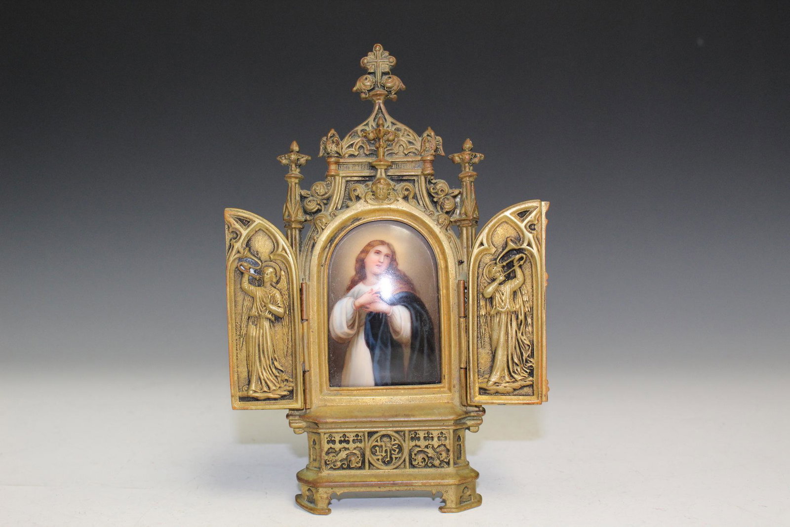 Brass table screen with hand-painted porcelain plaque.: Brass table screen with hand-painted porcelain plaque. H 20 cm