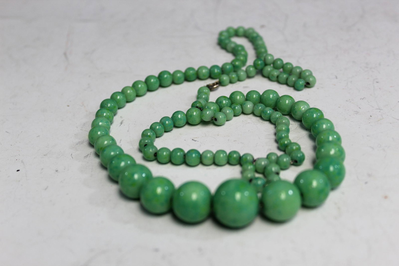 Chinese jadeite necklace.: Chinese jadeite necklace. L 66 cm. Biggest bead diameter 1.6 cm.