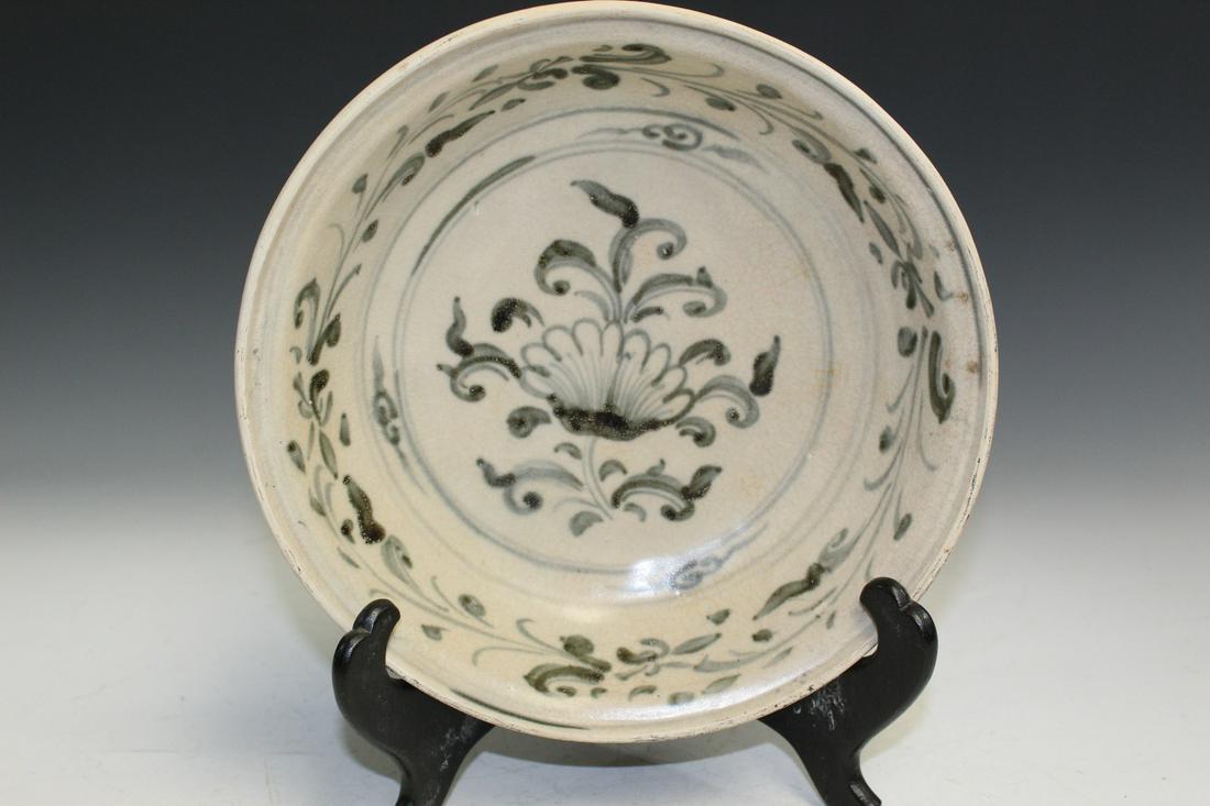 Antique Vietnamese Blue and White Porcelain Bowl.: Antique Vietnamese Blue and White Porcelain Bowl. Diam 22 cm. H 5 cm