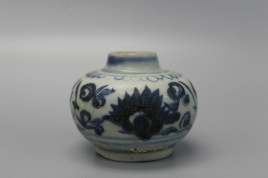 Small Chinese blue and white porcelain pot, Yuan/Ming: Small Chinese blue and white porcelain pot, Yuan/Ming Dynasty. Ht 5.5 cm. Diameter 7 cm.