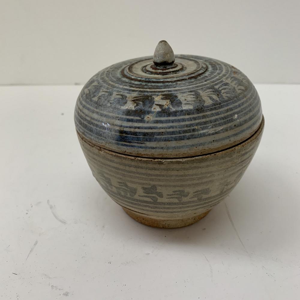 Asian bowl with cover (1 of 3)