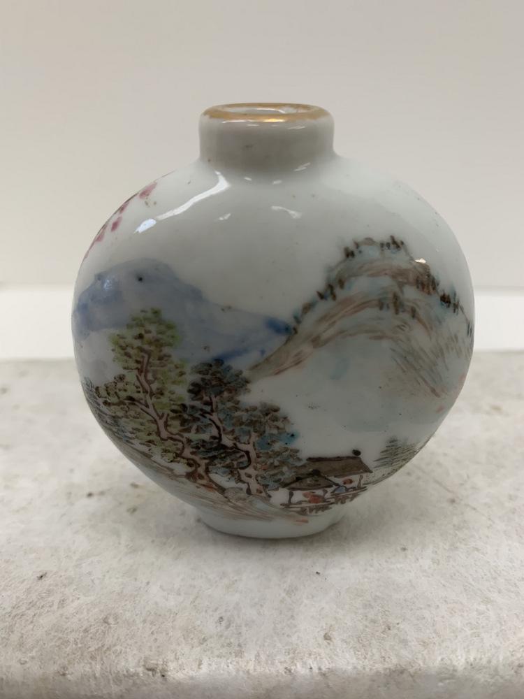 Porcelain snuff bottle (1 of 3)