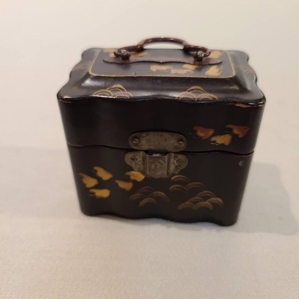 Japanese lacquer inkwell box (1 of 4)