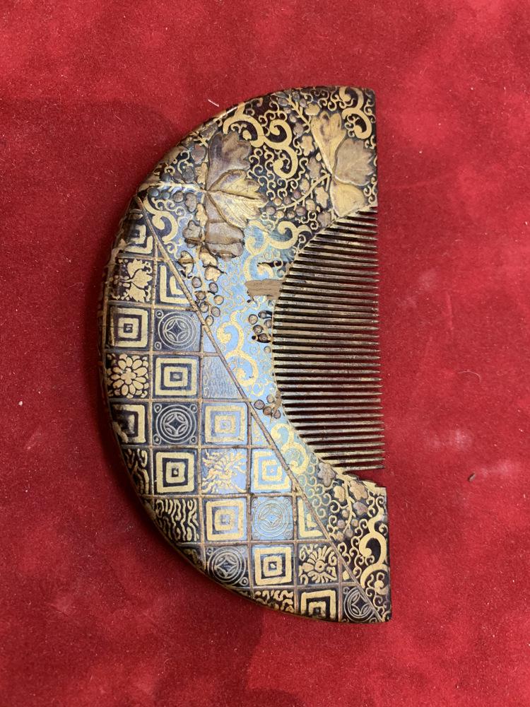 Lacquer comb (1 of 2)