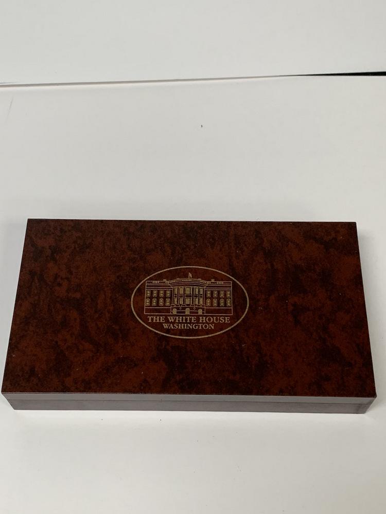 Barack Obama White House Pen & Keychain in wooden: Barack Obama White House Pen & Keychain in wooden display box.