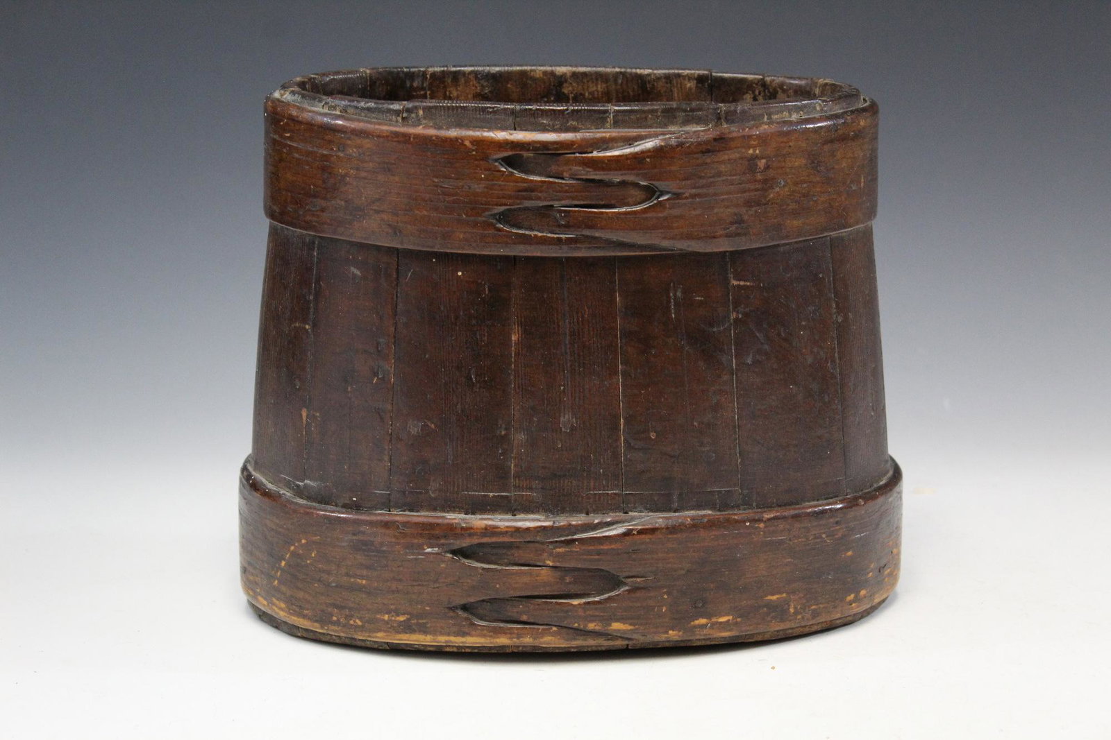 Japanese wood bucket.: Japanese wood bucket. Ht 21 cm. Length 24 cm.