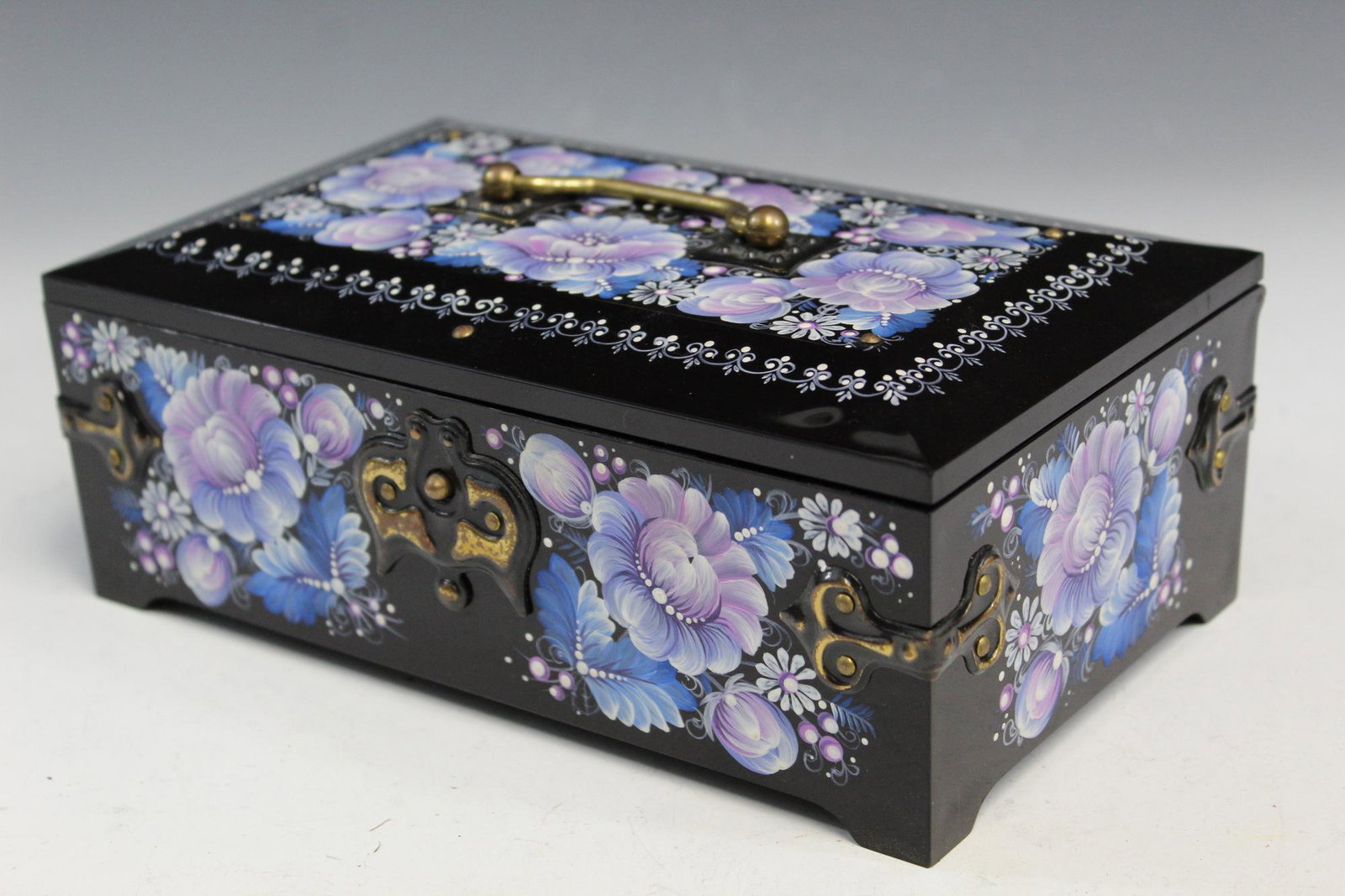 Music box.: Music box. Size 21x12x8 cm.