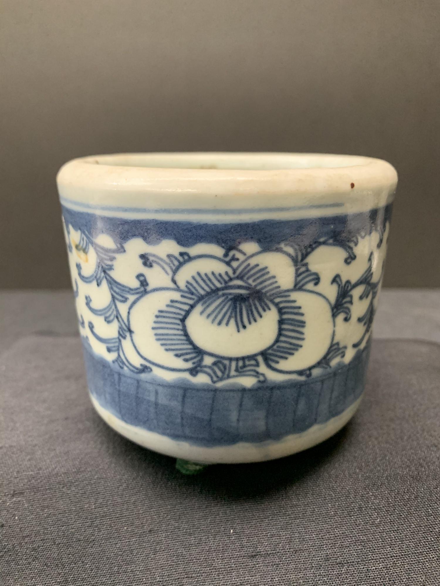Brush holder pot: Brush holder pot. 3/1/2"H.