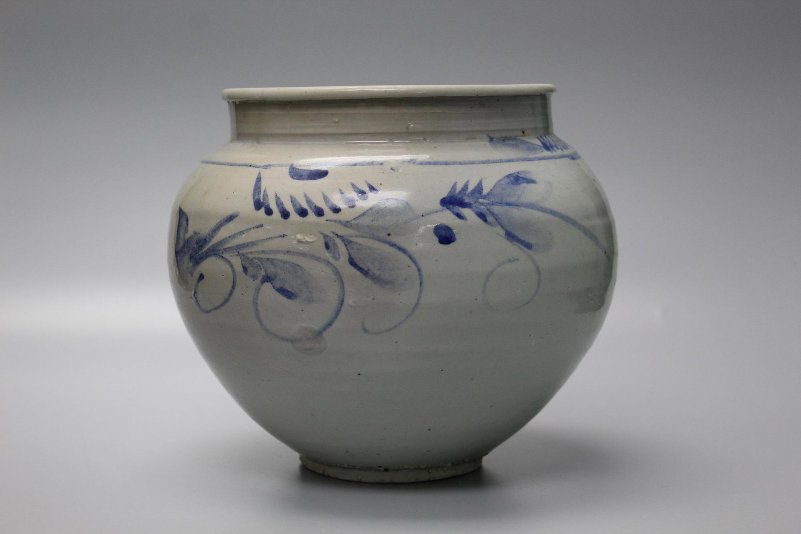 Korean blue and white porcelain jar with floral: Korean blue and white porcelain jar with floral decoration. H 22 cm diamer 17.5 cm