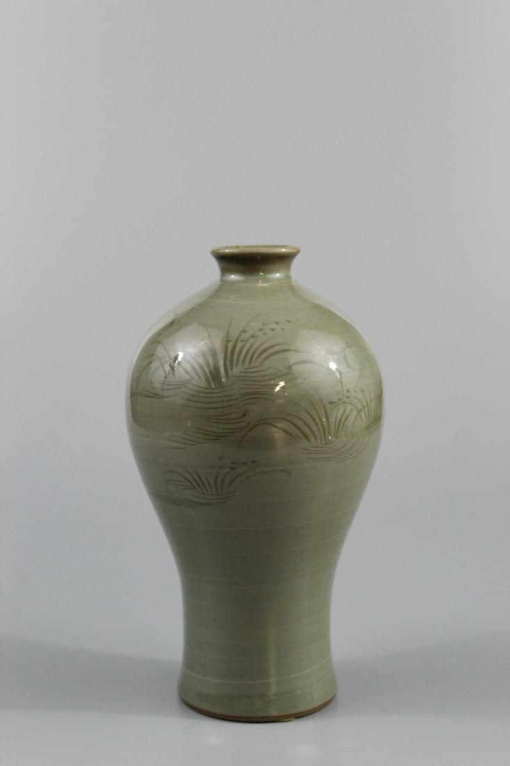 Korean celadon porcelain meiping vase.: Korean celadon porcelain meiping vase. Ht 16.5 cm.