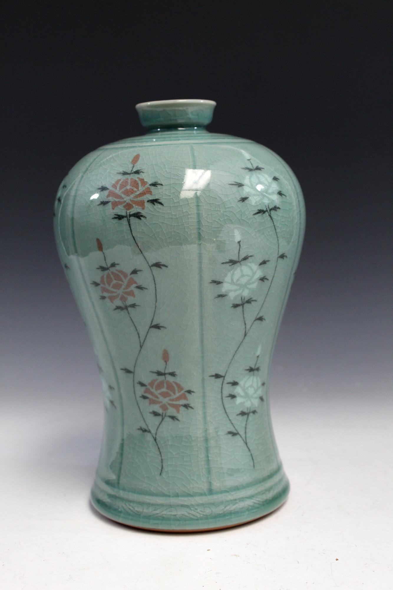 Korean celadon porcelain vase, mark on the bottom.: Korean celadon porcelain vase, mark on the bottom. Ht 24 cm.