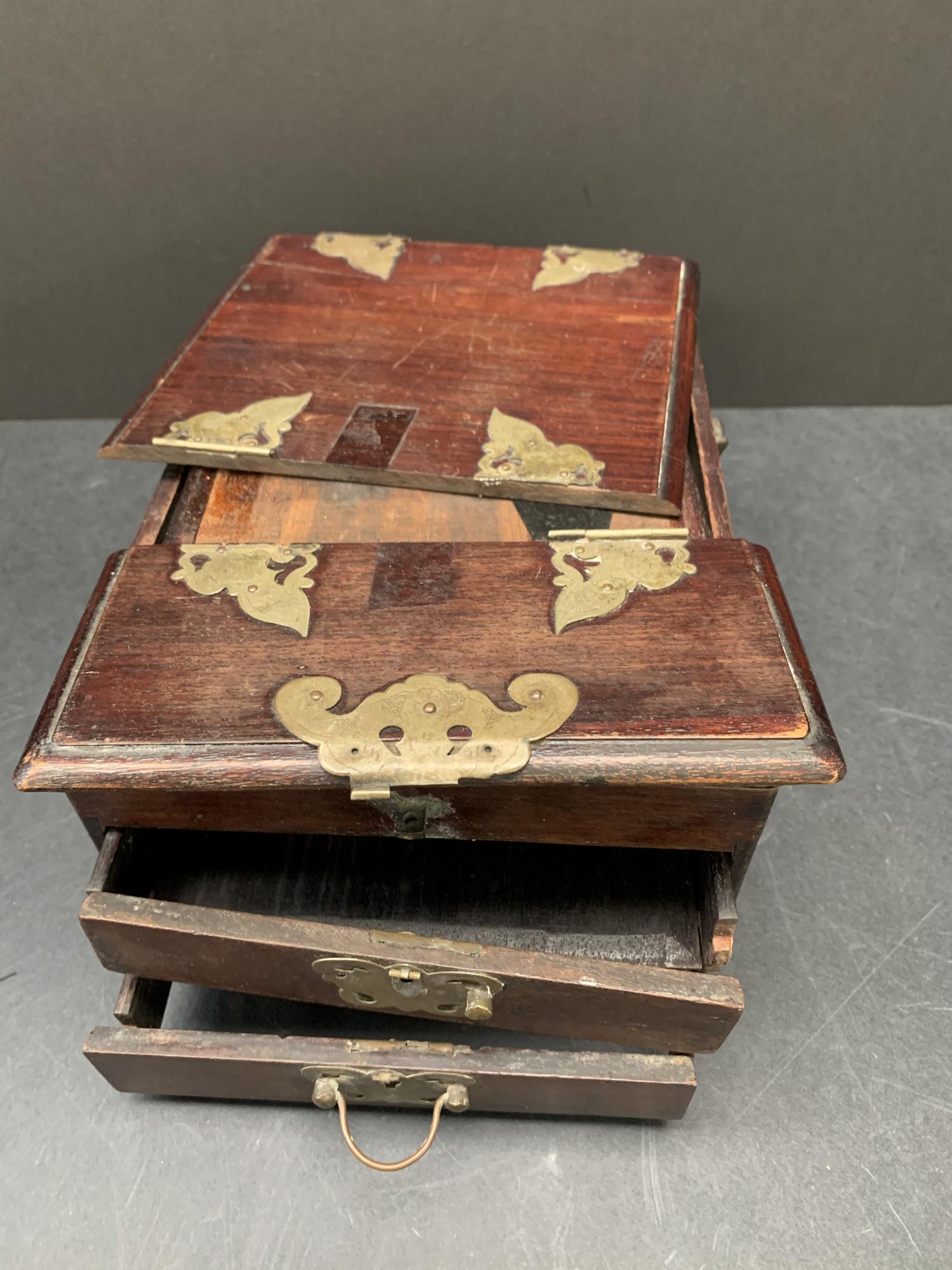 Jewelry box with drawers: Jewelry box with drawers. about 7" x 9.5" x 5"