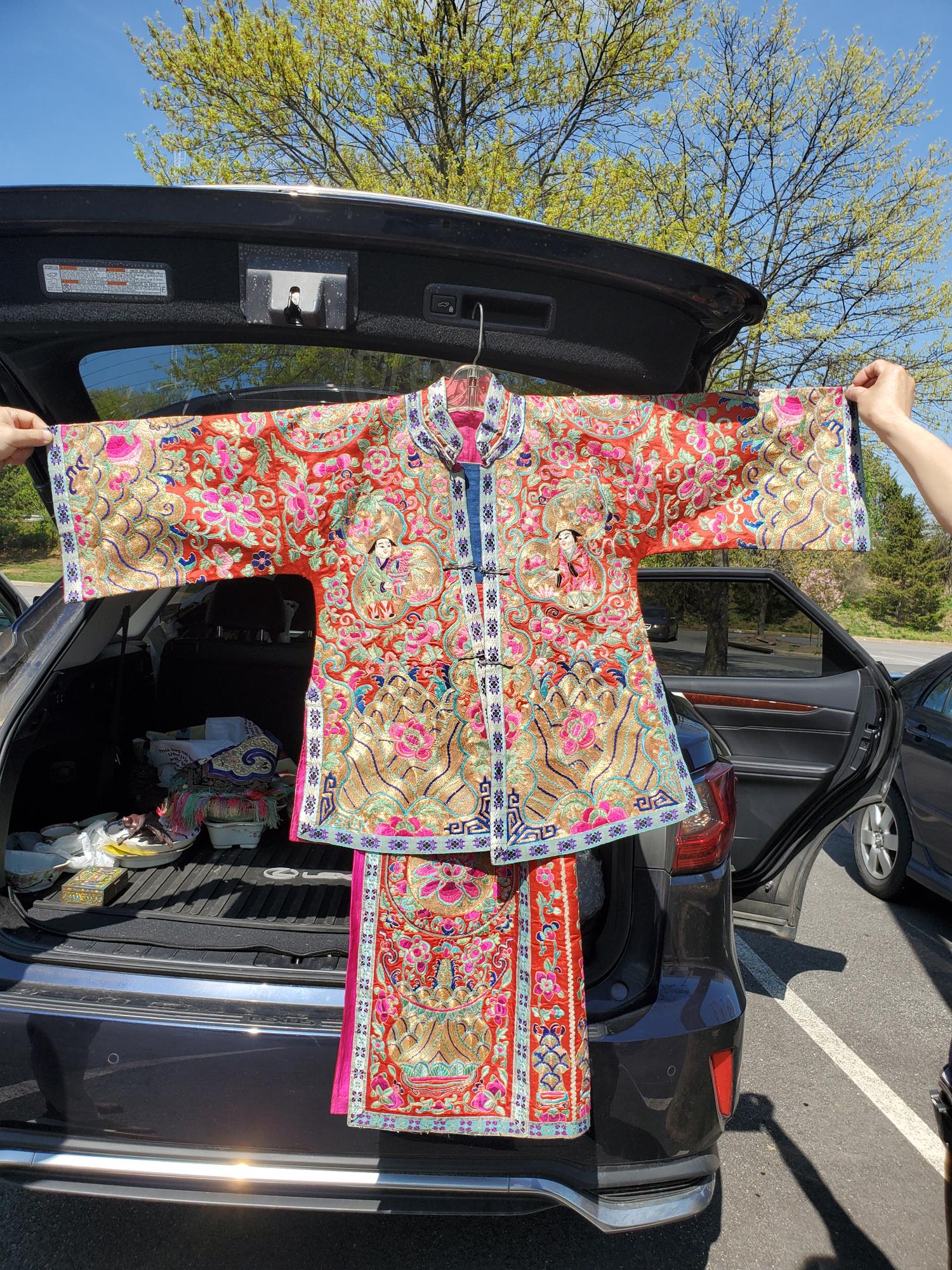 Set of Chinese embroidery jacket and skirt. (1 of 9)