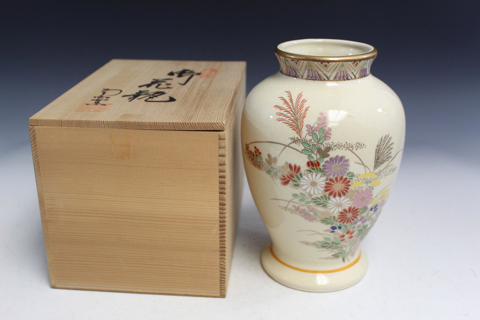 Japanese Porcelain Vase in a Wood Box: Japanese Porcelain Vase in a Wood Box. Vase H 22 cm