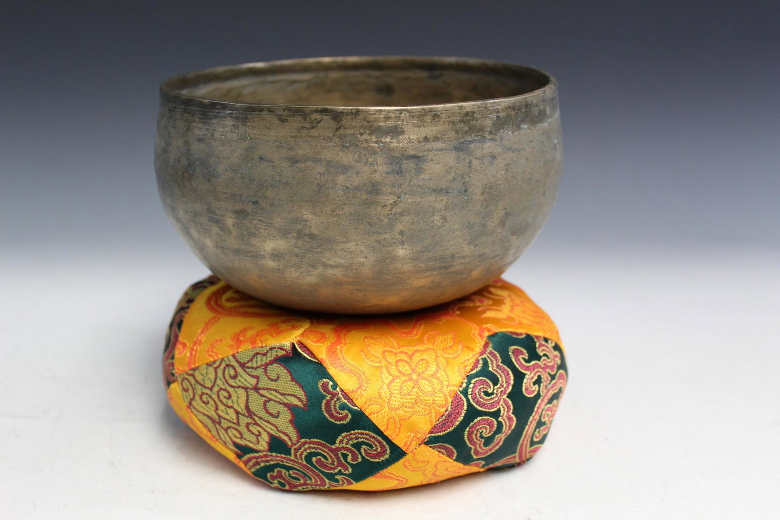 Tibetan Metal Singing Bowl: Tibetan Metal Singing Bowl. Diam 16 cm