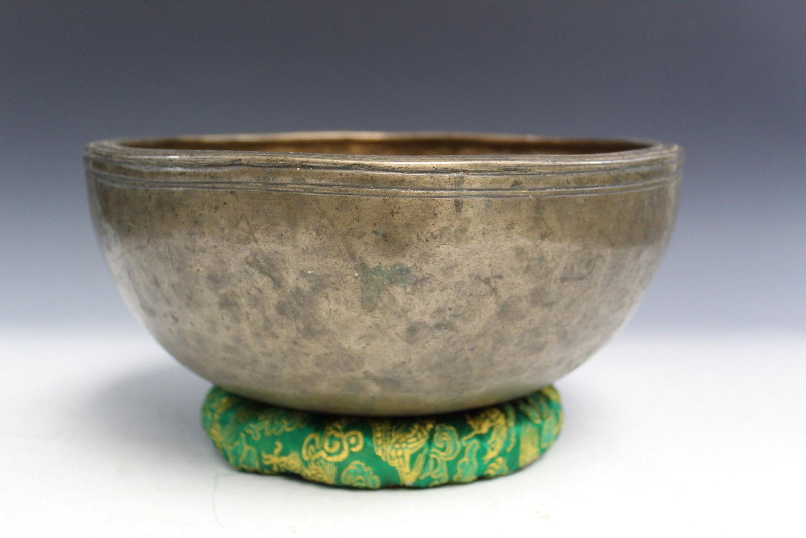 Large Tibetan Metal Singing Bowl: Large Tibetan Metal Singing Bowl. Diam 26 cm