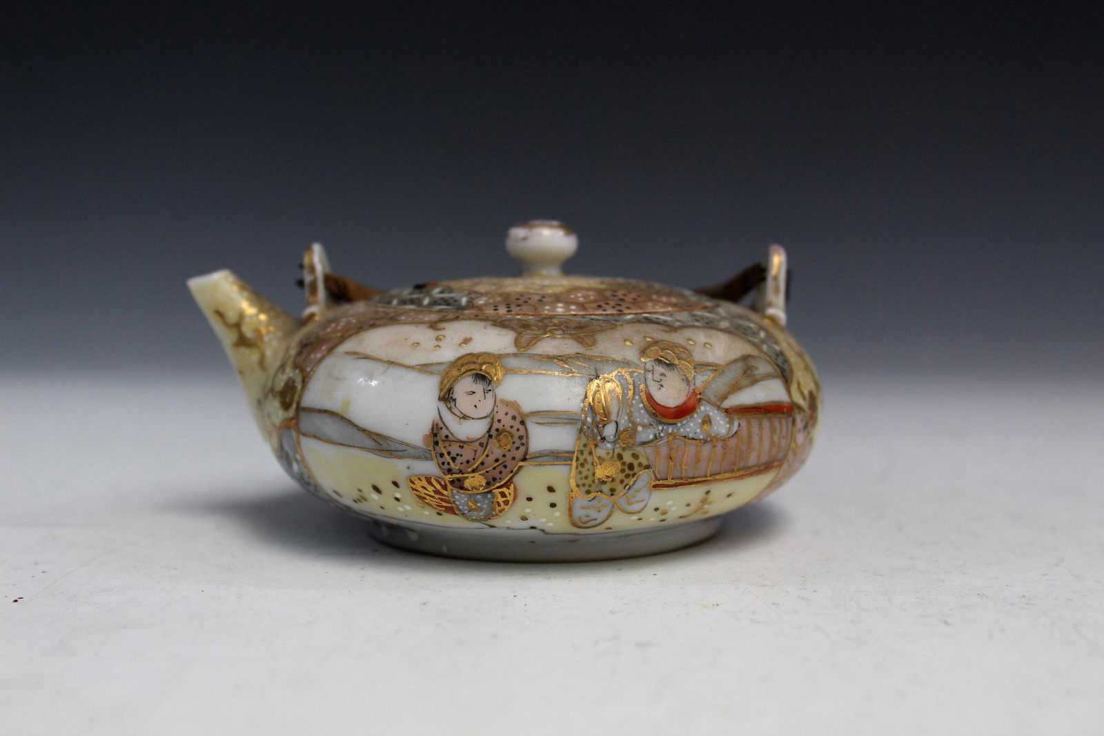 Japanese hand painted porcelain teapot. (1 of 6)