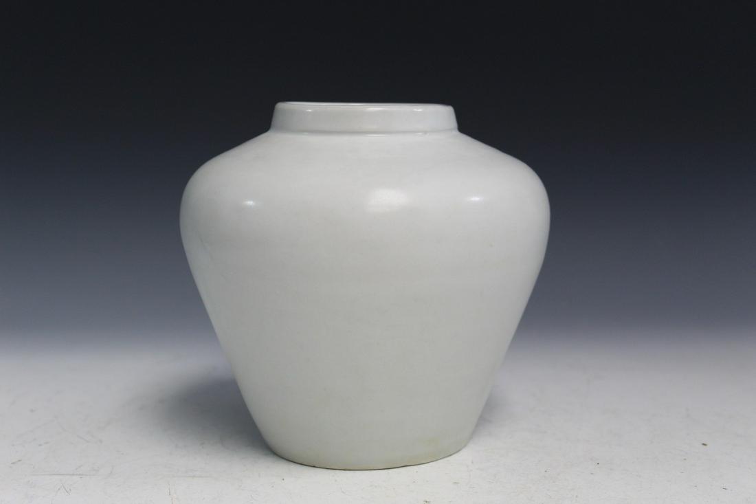 Korean White Glaze Porcelain Jar. (1 of 5)