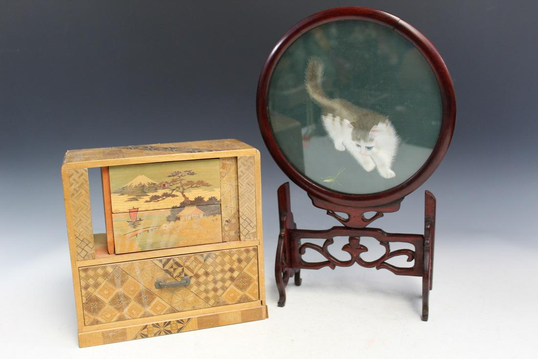 Chinese table screen and Japanese Box: Chinese table screen and Japanese Box. Screen Diam 21 cm. Box 19x19x9 cm.