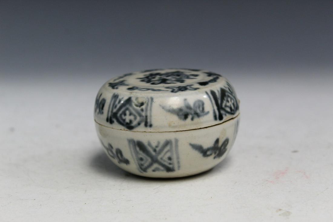 Antique Vietnamese Blue and White Porcelain Box.: Antique Vietnamese Blue and White Porcelain Box.. Diam 6 cm.