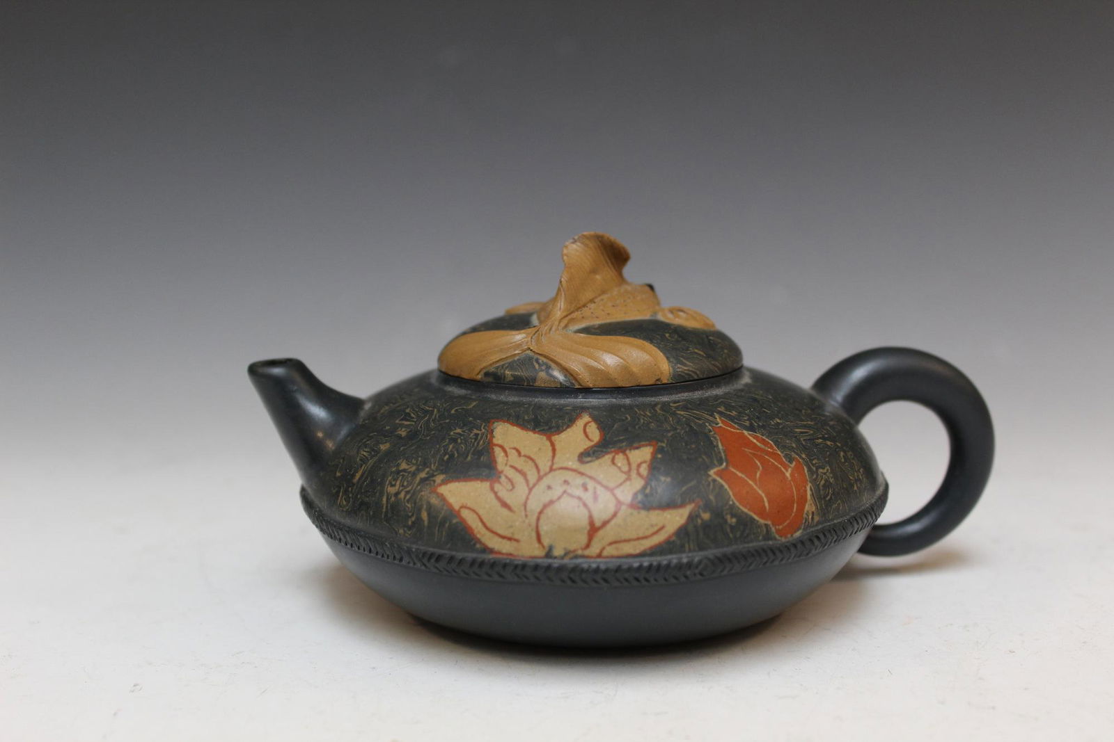 Chinese Yixing teapot, mark on the bottom. (1 of 4)
