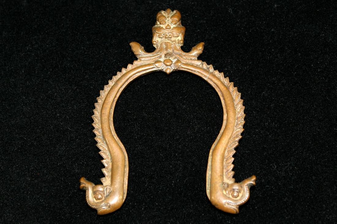A Chinese antique bronze pendant hook. (1 of 2)