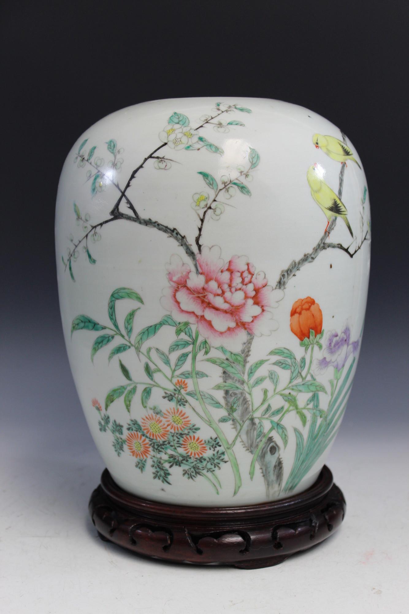 Chinese Famille Rose Porcelain Jar: Chinese Famille Rose Porcelain Jar. H 25 cm
