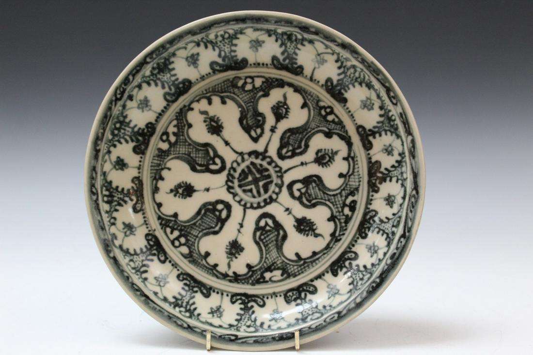 Chinese Blue and White Porcelain Plate, Ming Dynasty: Chinese Blue and White Porcelain Plate, Ming Dynasty. Diam 24.5cm