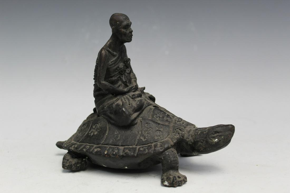 Asian Metal Statue of an Old Man Riding a Turtle: Asian Metal Statue of an Old Man Riding a Turtle. L 19 cm.