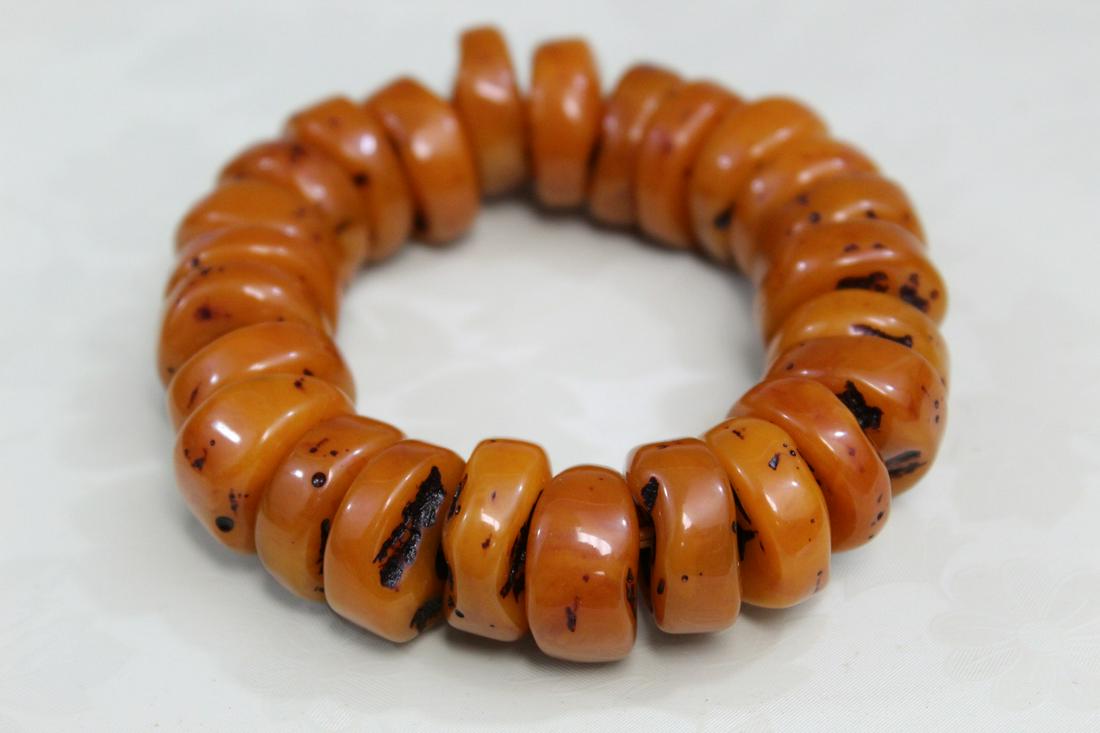Bakelite Beads Bracelet.: Bakelite Beads Bracelet.. Bead diam 2 cm