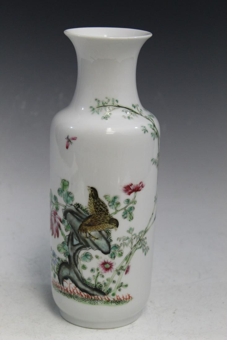 Chinese Famille Rose Porcelain Vase: Chinese Famille Rose Porcelain Vase. H 25 cm