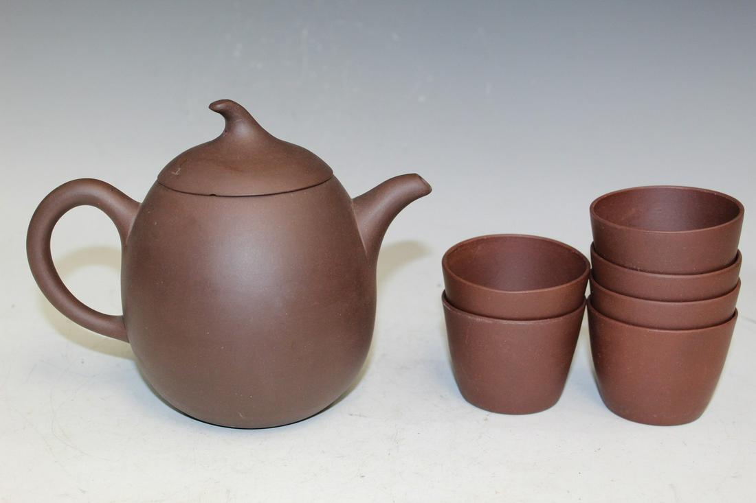 Chinese Yixing Teapot and Six Cups: Chinese Yixing Teapot and Six Cups. Teapot L 17 cm