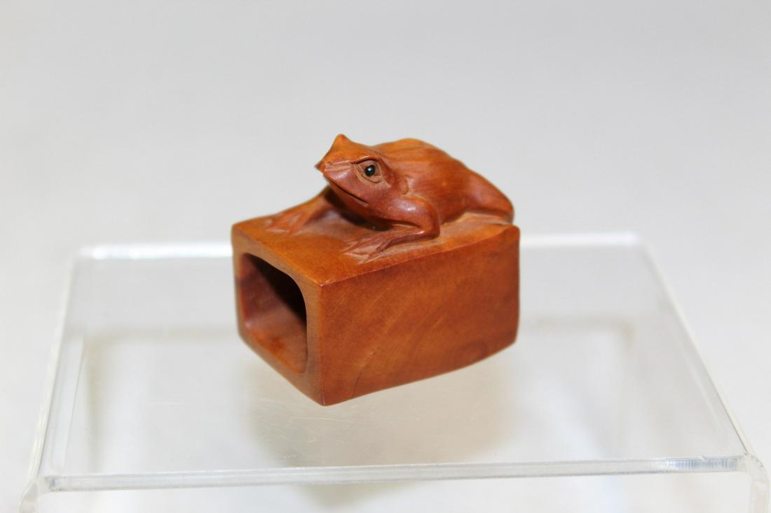 Japanese Wood Netsuke Frog: Japanese Wood Netsuke Frog. L 3.5 cm